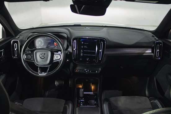 VOLVO-XC40-2020