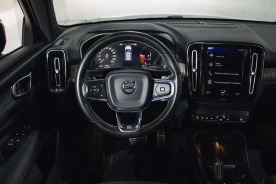 VOLVO-XC40-2020