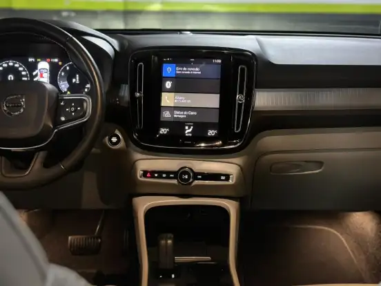 VOLVO-XC40-2018