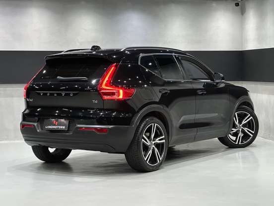 VOLVO-XC40-2019