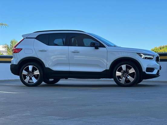 VOLVO-XC40-2019