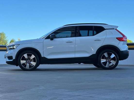 VOLVO-XC40-2019