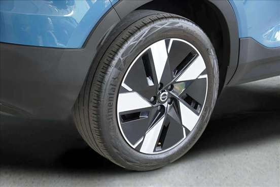 VOLVO-XC40-2023