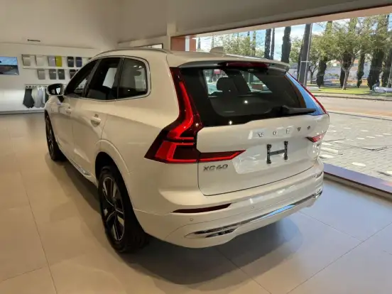 VOLVO-XC60-2025