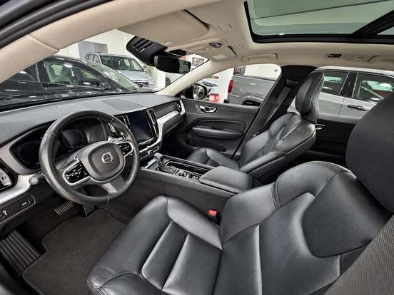 VOLVO-XC60-2.0 T5 GASOLINA MOMENTUM AWD GEARTRONIC VOLVO-XC60-2018