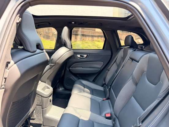 VOLVO-XC60-2023