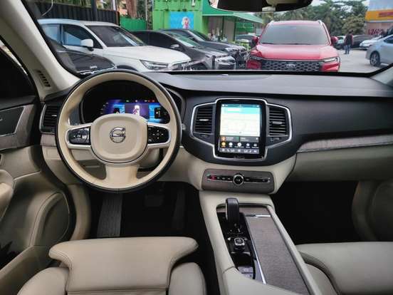 VOLVO-XC90-2023