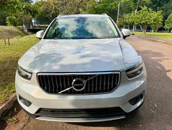 VOLVO-XC40-2021