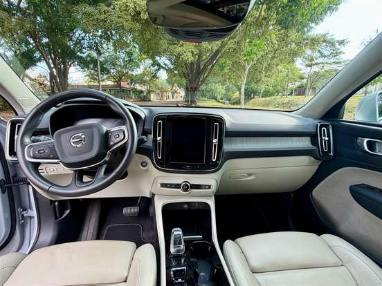 VOLVO-XC40-2021