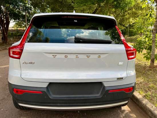 VOLVO-XC40-2021