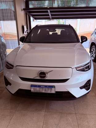 VOLVO-XC40-2023