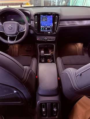 VOLVO-XC40-2023