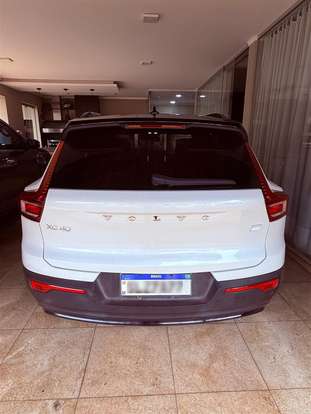 VOLVO-XC40-2023