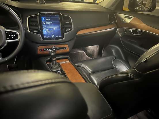 VOLVO-XC90-2018