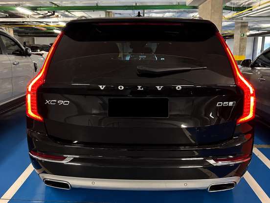 VOLVO-XC90-2018