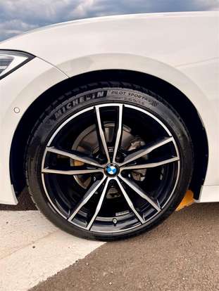 BMW-320i-2022