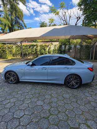 BMW-320i-2023