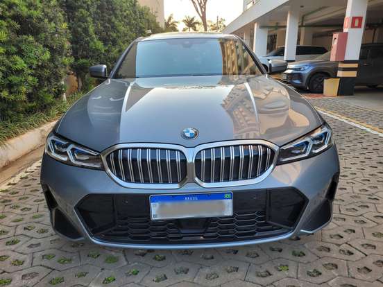 BMW-320i-2023