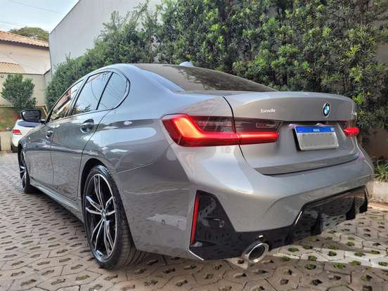 BMW-320i-2023