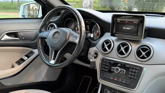 MERCEDES-BENZ-GLA 200-2015