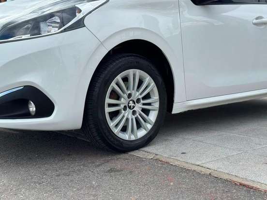 PEUGEOT-208-2018