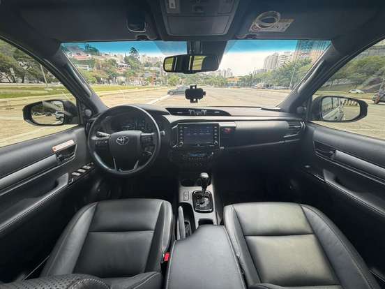 TOYOTA-HILUX-2023