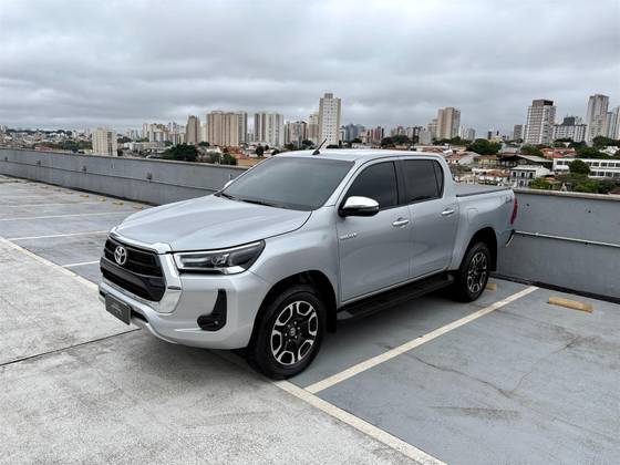 TOYOTA HILUX 2.8 D-4D TURBO DIESEL CD SRV 4X4 AUTOMÁTICO