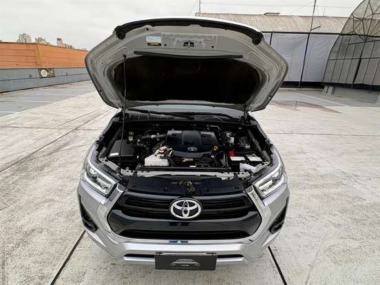 TOYOTA-HILUX-2.8 D-4D TURBO DIESEL CD SRV 4X4 AUTOMÁTICO TOYOTA-HILUX-2023