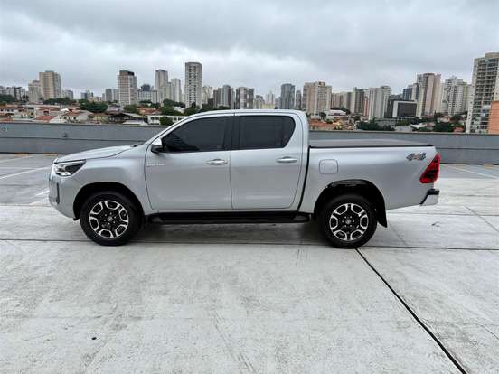 TOYOTA-HILUX-2.8 D-4D TURBO DIESEL CD SRV 4X4 AUTOMÁTICO TOYOTA-HILUX-2023