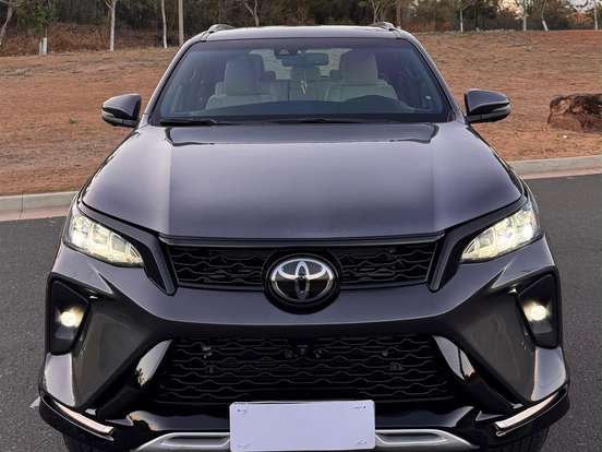 TOYOTA-HILUX SW4-2.8 D-4D TURBO DIESEL DIAMOND 7L 4X4 AUTOMÁTICO TOYOTA-HILUX SW4-2023