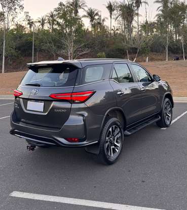 TOYOTA-HILUX SW4-2023