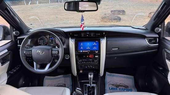 TOYOTA-HILUX SW4-2023