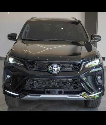 TOYOTA-HILUX SW4-2025