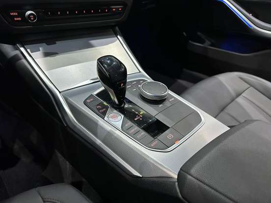 BMW-320i-2021