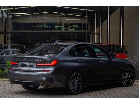 BMW-330e-2021
