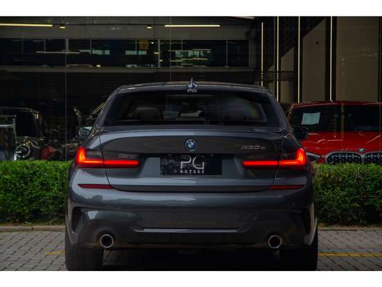 BMW-330e-2021