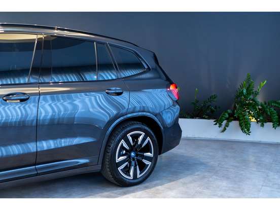 BMW-iX3-2024