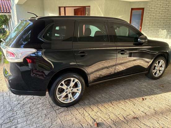 MITSUBISHI-OUTLANDER-2013