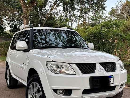 MITSUBISHI-PAJERO TR4-2.0 4X4 16V 140CV FLEX 4P AUTOMÁTICO MITSUBISHI-PAJERO TR4-2013