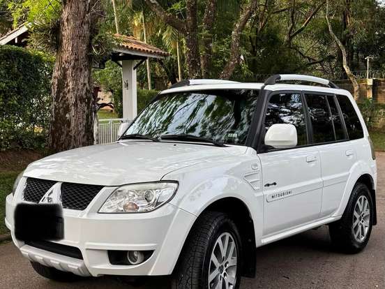 MITSUBISHI-PAJERO TR4-2.0 4X4 16V 140CV FLEX 4P AUTOMÁTICO MITSUBISHI-PAJERO TR4-2013