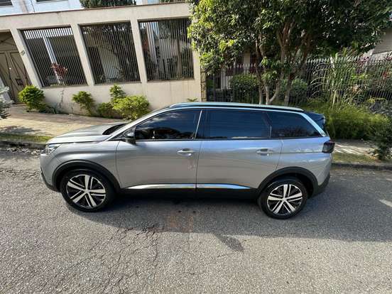 PEUGEOT-5008-2018