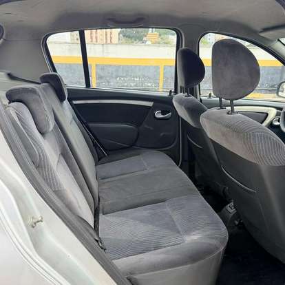RENAULT-SANDERO-2009