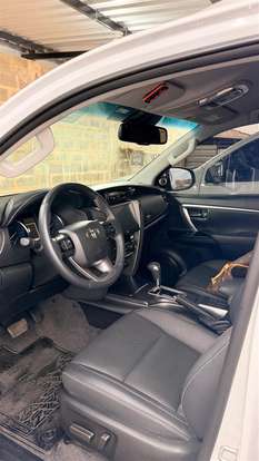 TOYOTA-HILUX SW4-2025