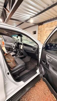 TOYOTA-HILUX SW4-2025