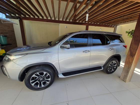 TOYOTA HILUX SW4 2.8 SRX 4X4 7 LUGARES 16V TURBO INTERCOOLER DIESEL 4P AUTOMÁTICO
