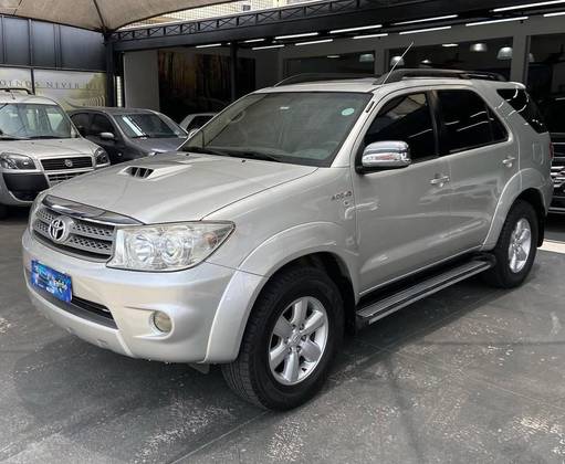 TOYOTA HILUX SW4 3.0 SRV 4X4 7 LUGARES 16V TURBO INTERCOOLER DIESEL 4P AUTOMÁTICO