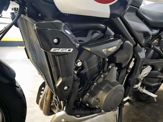 TRIUMPH-TRIDENT 660 TRIPLE TRIBUTE EDITION-2024