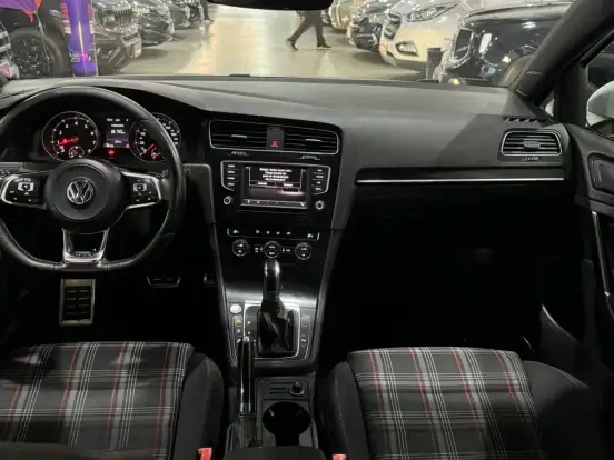 VOLKSWAGEN-GOLF-2.0 TSI GTI 16V TURBO GASOLINA 4P AUTOMÁTICO VOLKSWAGEN-GOLF-2017