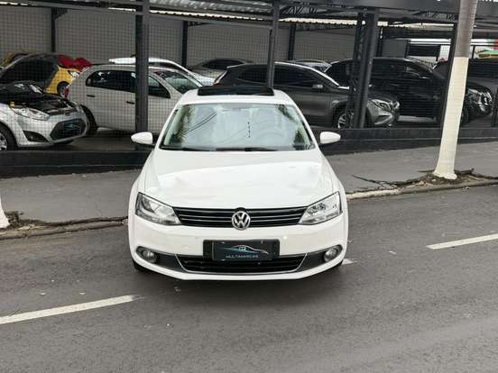 VOLKSWAGEN-JETTA-2012