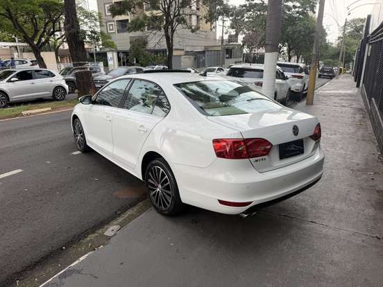 VOLKSWAGEN-JETTA-2012